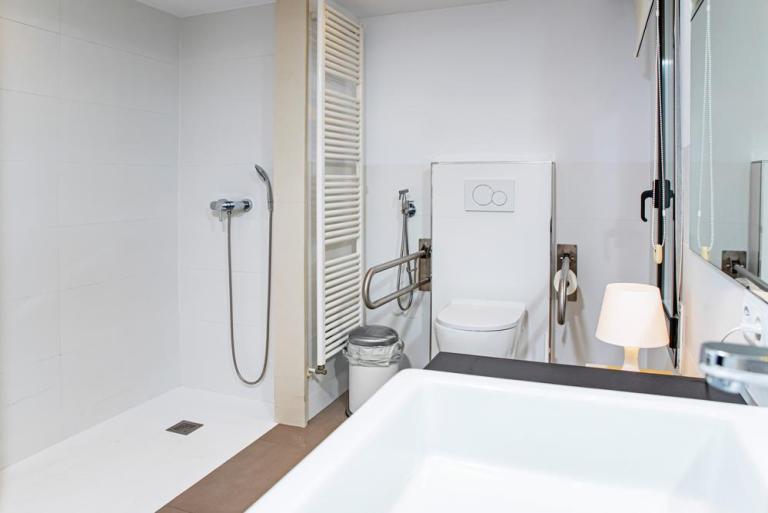 Accessibilité PMR, comment aménager une salle de bains adaptée ?